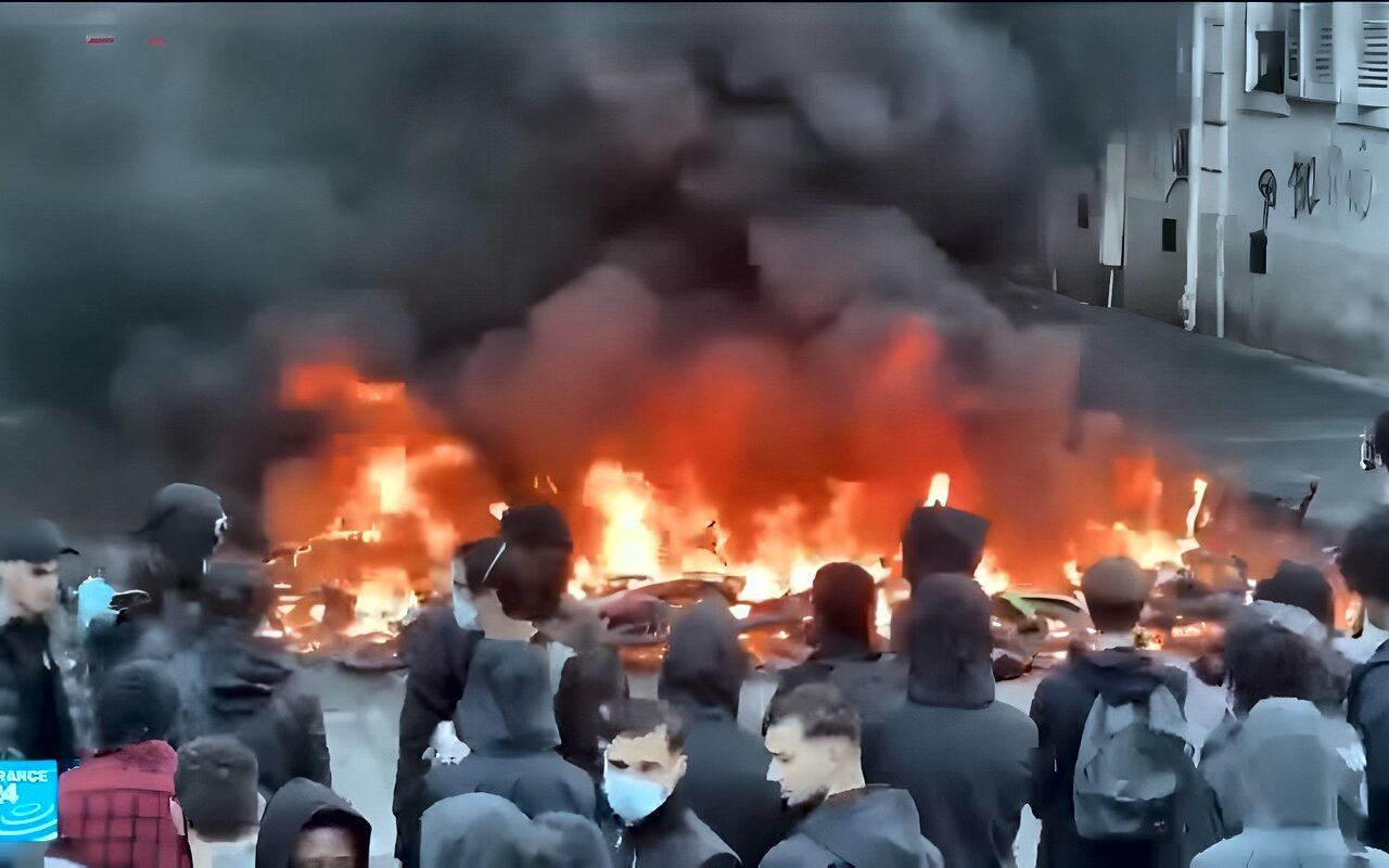 ترامب يربط أعمال العنف في فرنسا بالهجرة ويدعو إلى إغلاق الحدود