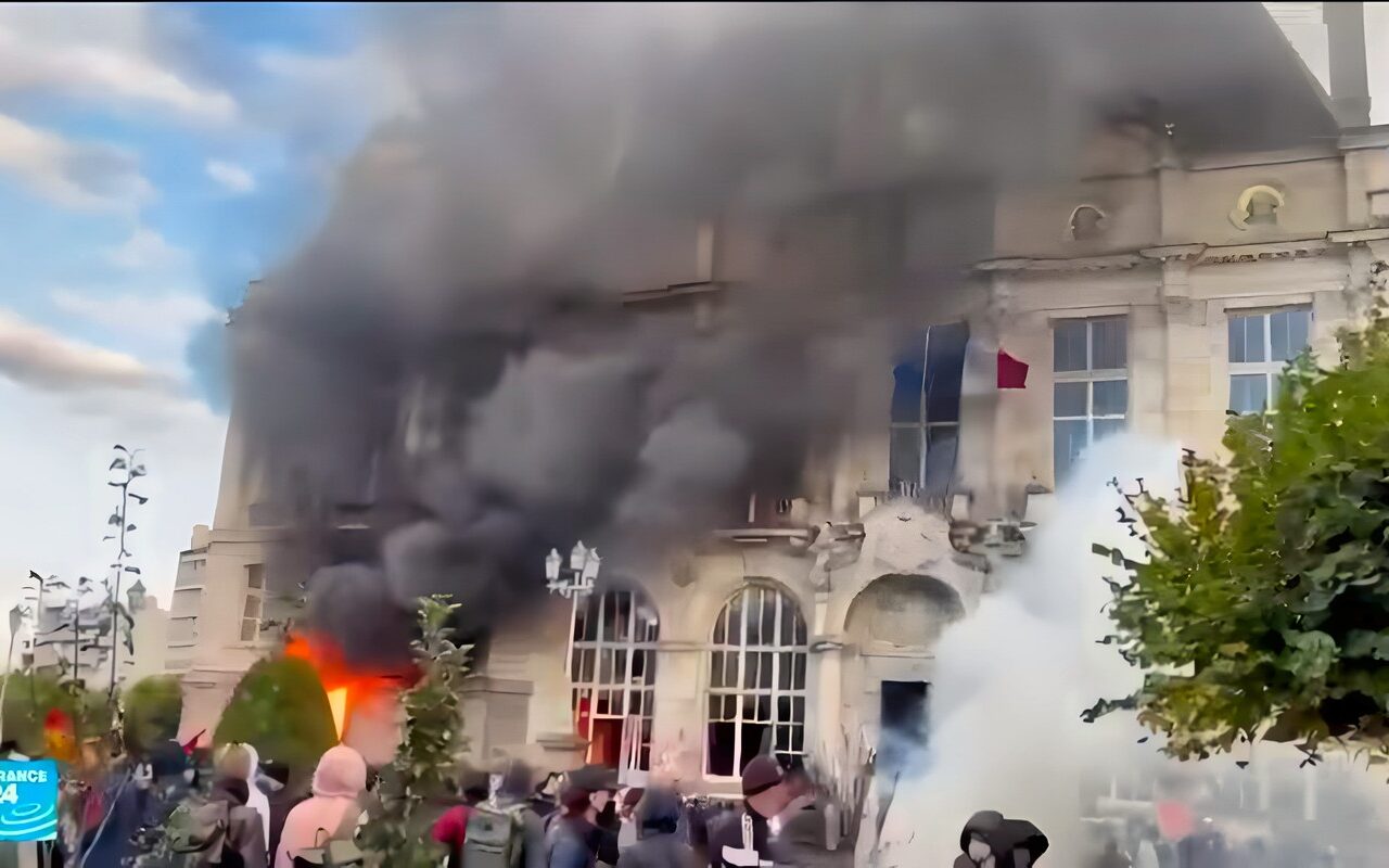 فرنسا: حريق بلدية ليموج يقود إلى توقيف ناشط من اليسار المتطرف وسط جدل حول الأدلة