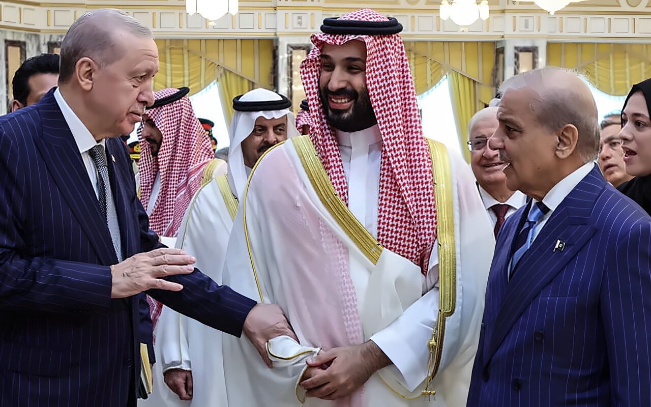 السعودية وباكستان وتركيا تفعّل اتفاقية “حلف مكة” وتقرر نشر “قوات وقدرات عسكرية” في المملكة