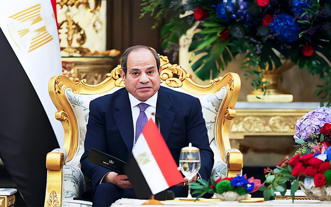 مصر: حكومة تستعرض إنجازاتها على وقع احتجاجات ضد “التهجير” وتضيق على الصحافة وانهيار أبنية
