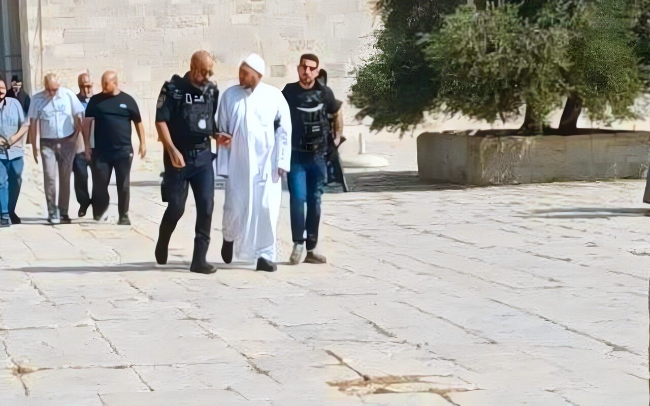 الشرطة الإسرائيلية تعتقل خطيب الأقصى وتُبعده عن المسجد أسبوعا