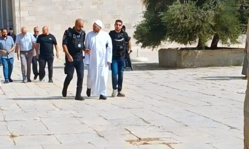 الشرطة الإسرائيلية تعتقل خطيب الأقصى وتُبعده عن المسجد أسبوعا