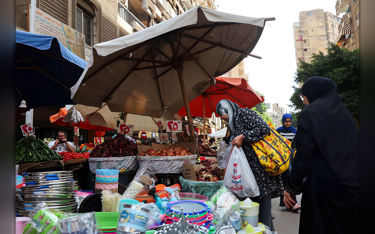 نار الأسعار تلهب أسواق مصر بعد تجاوز الدولار 56 جنيها… وانتقادات برلمانية