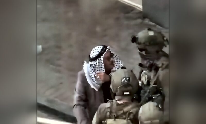 الجيش الإسرائيلي ينكل بمسن فلسطيني في الخليل ويصيبه بجروح- (فيديو)