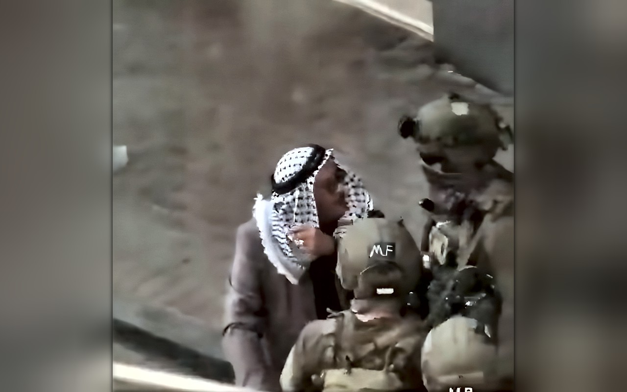 الجيش الإسرائيلي ينكل بمسن فلسطيني في الخليل ويصيبه بجروح- (فيديو)