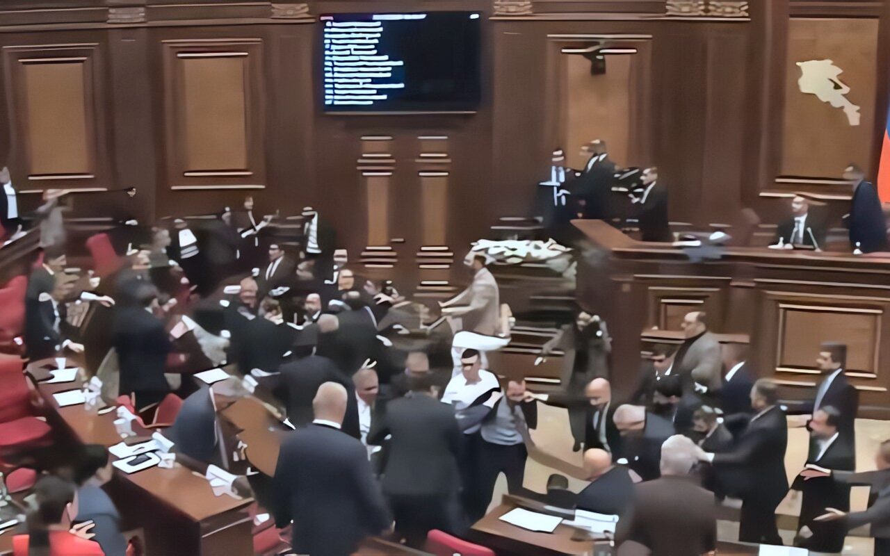 عراك بالأيدي بين نواب في البرلمان الأرميني