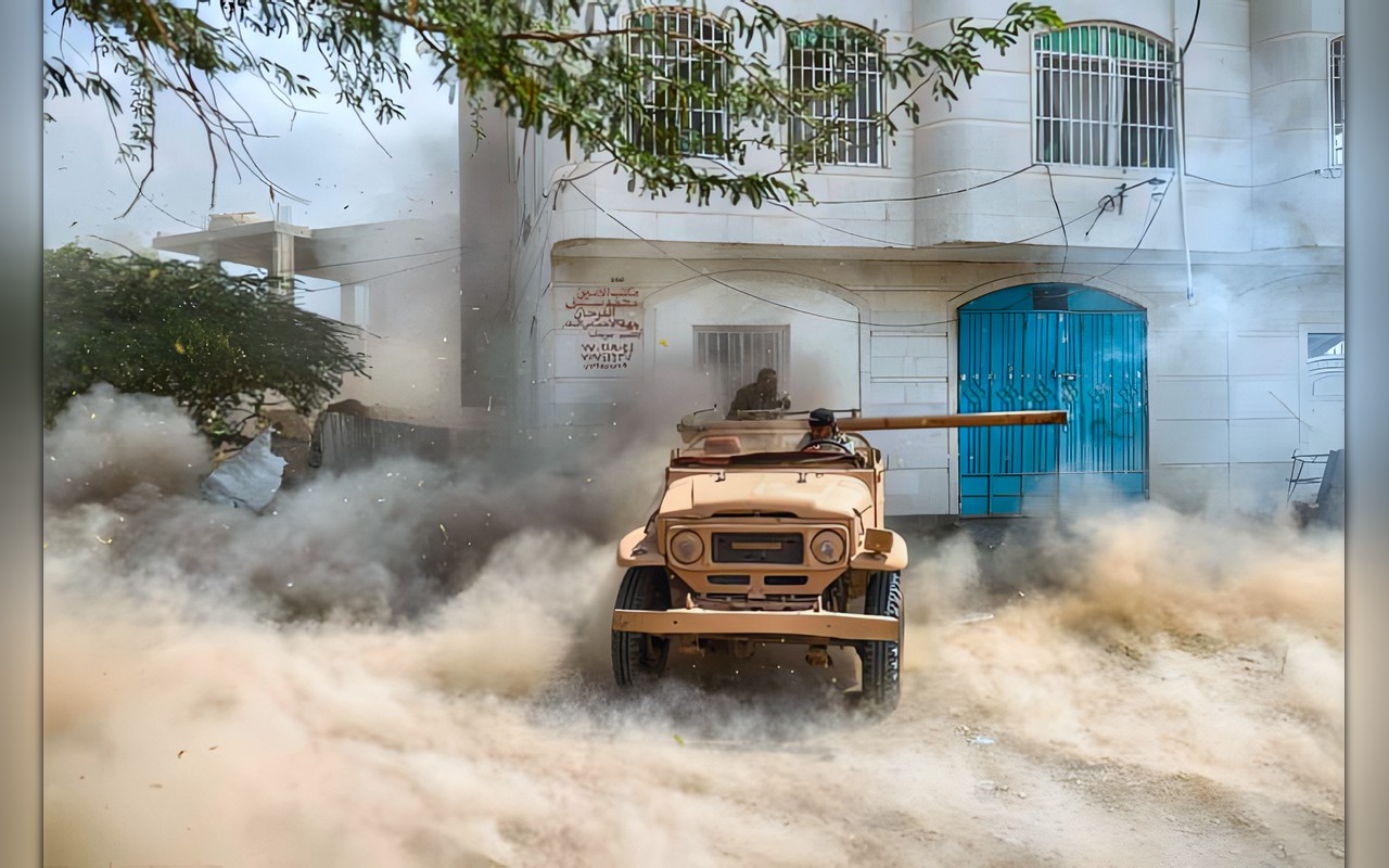 انفجار يهز عدن إثر سقوط صاروخ حوثي قرب معسكر حكومي