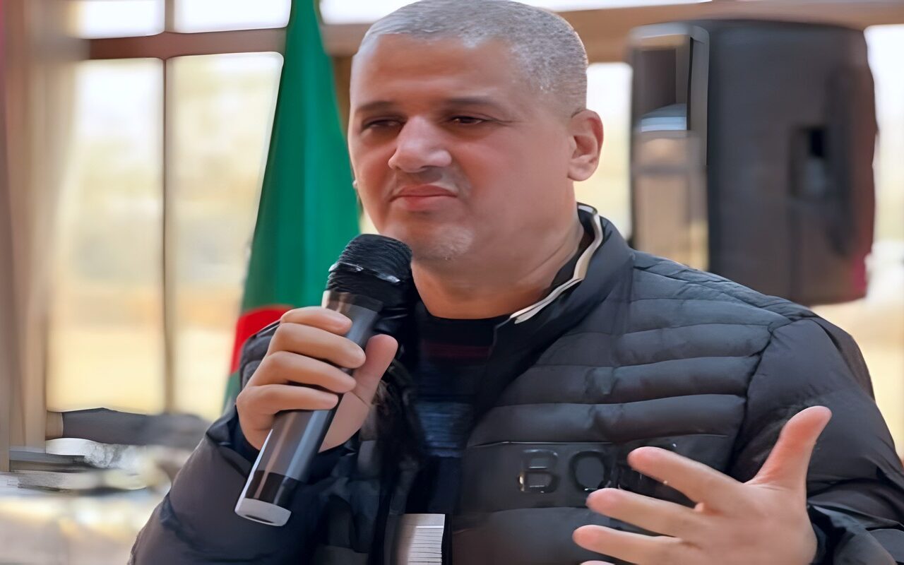 في تهم بينها منشورات على فيسبوك… التماس 5 سنوات سجنا نافذا للصحافي والشاعر الجزائري عبد العالي مزغيش