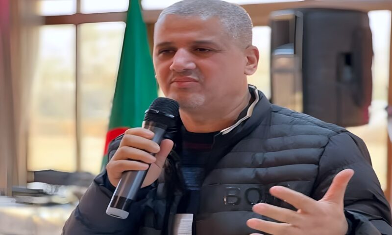 في تهم بينها منشورات على فيسبوك… التماس 5 سنوات سجنا نافذا للصحافي والشاعر الجزائري عبد العالي مزغيش