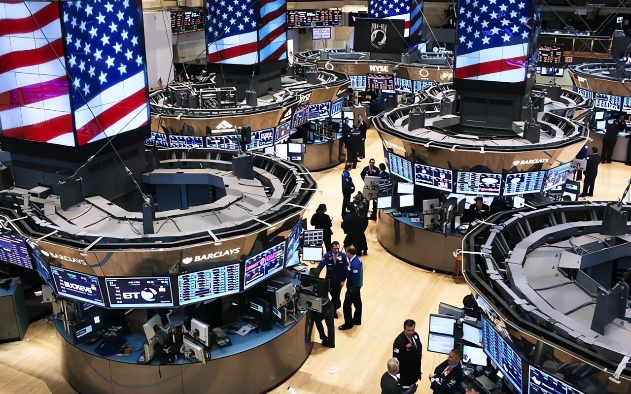 الأسهم الأمريكية تغلق على ارتفاع مع تثبيت الفائدة وترقب نتائج شركات التكنولوجيا