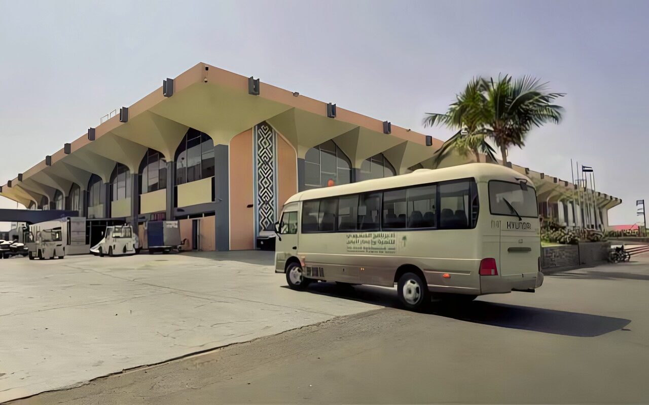 اليمن: هجمات تطال مطاري عدن والريان وسط استمرار المواجهات في تعز والجبهات