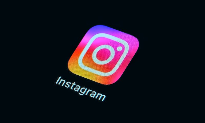بريطانيا تحقق مع “ميتا” بسبب تقييم مخاطر ميزة “Instagram Instants”
