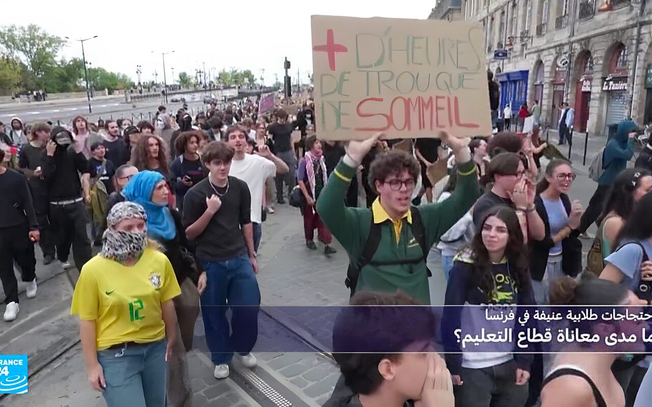 فرنسا: ما أسباب الاحتجاجات العنيفة لطلاب المدارس الثانوية؟ وما تفاصيل موازنة قطاع التعليم؟
