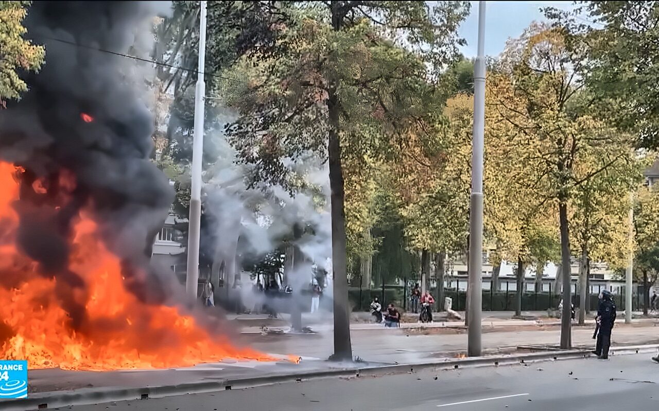 فرنسا-إغلاق المدارس الثانوية: بعد يوم حافل بالتوتر… التعبئة تستمر في جميع أنحاء البلاد