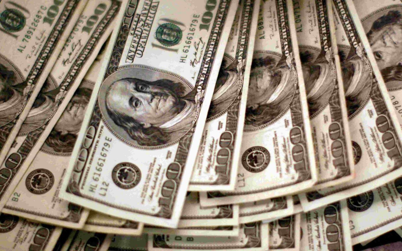الدولار يحافظ على مكاسبه وسط ترقب لقرار المركزي الأمريكي