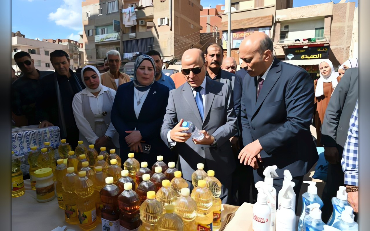 محافظ الغربية يتفقد سوق اليوم الواحد ببسيون ويوجه بتوفير السلع المخفضة للمواطنين.