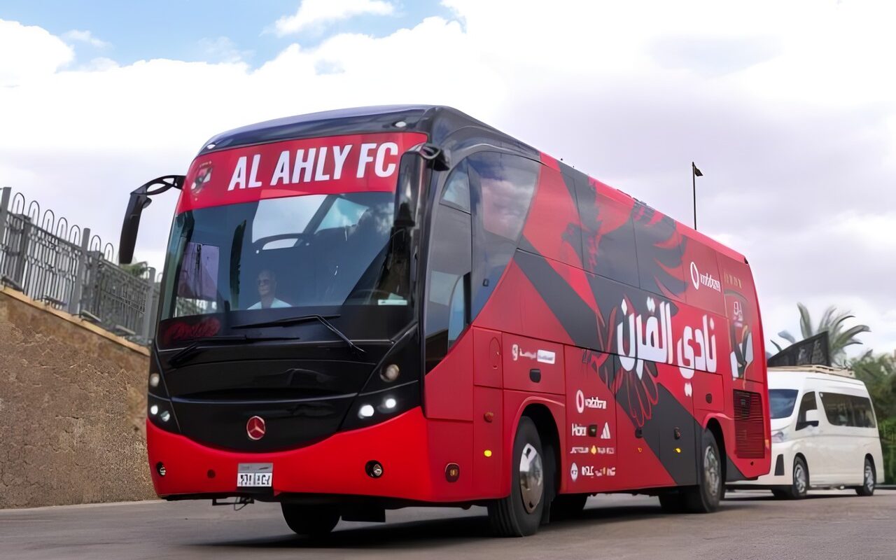 وصول حافلة الأهلي إلى استاد القاهرة قبل مواجهة مودرن سبورت في الدوري المصري