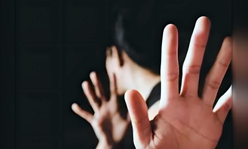 إصابة فتاة عقب تعرضها للاعتداء و السرقة علي يد سائق ميكروباص في الإسكندرية