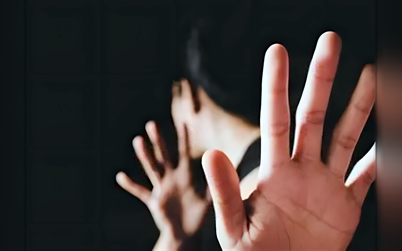 إصابة فتاة عقب تعرضها للاعتداء و السرقة علي يد سائق ميكروباص في الإسكندرية