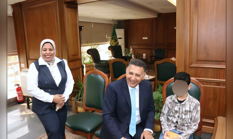 محافظ القليوبية يسلّم جهازَي تسجيل صوتي لشقيقين من فاقدي البصر