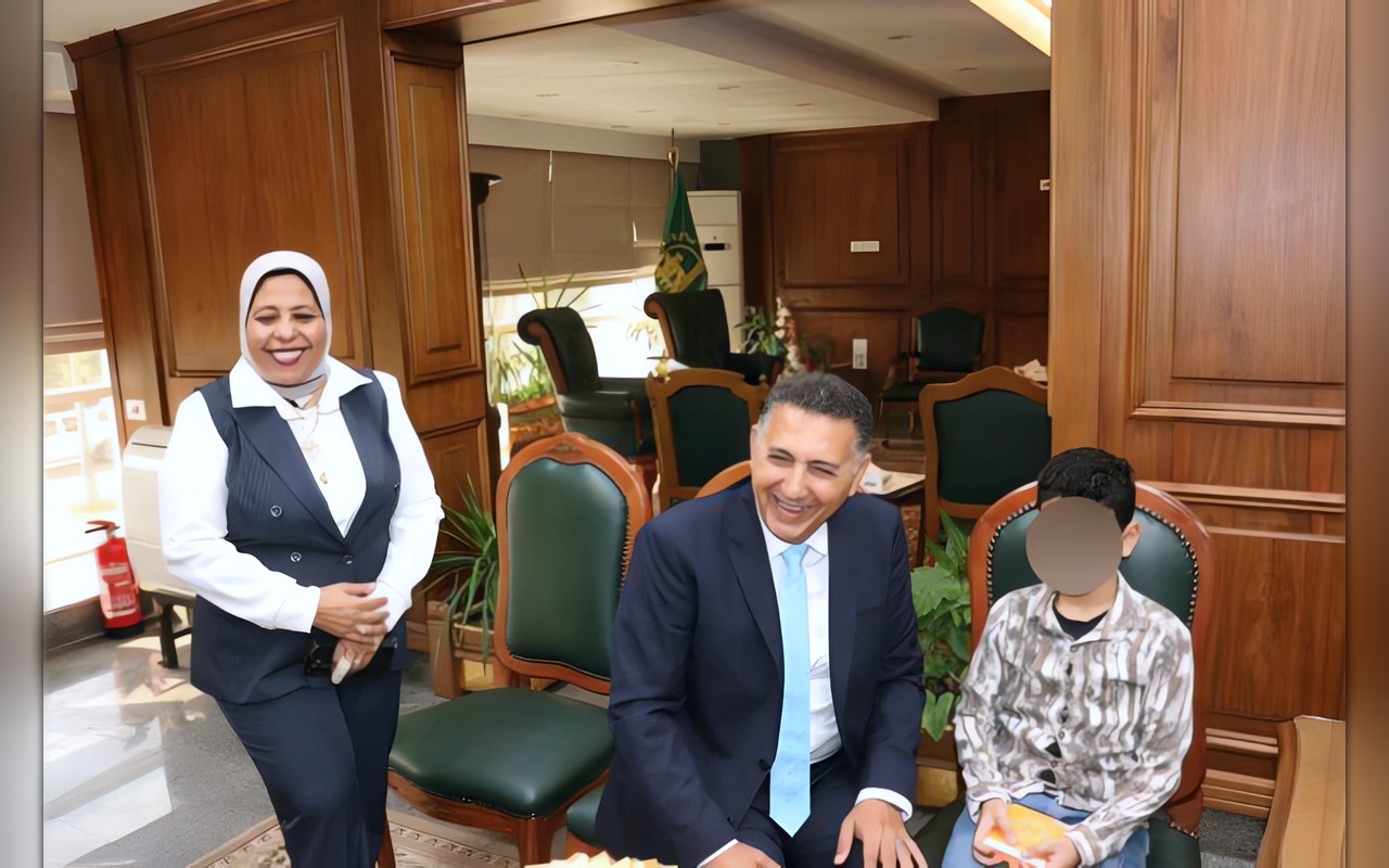 محافظ القليوبية يسلّم جهازَي تسجيل صوتي لشقيقين من فاقدي البصر