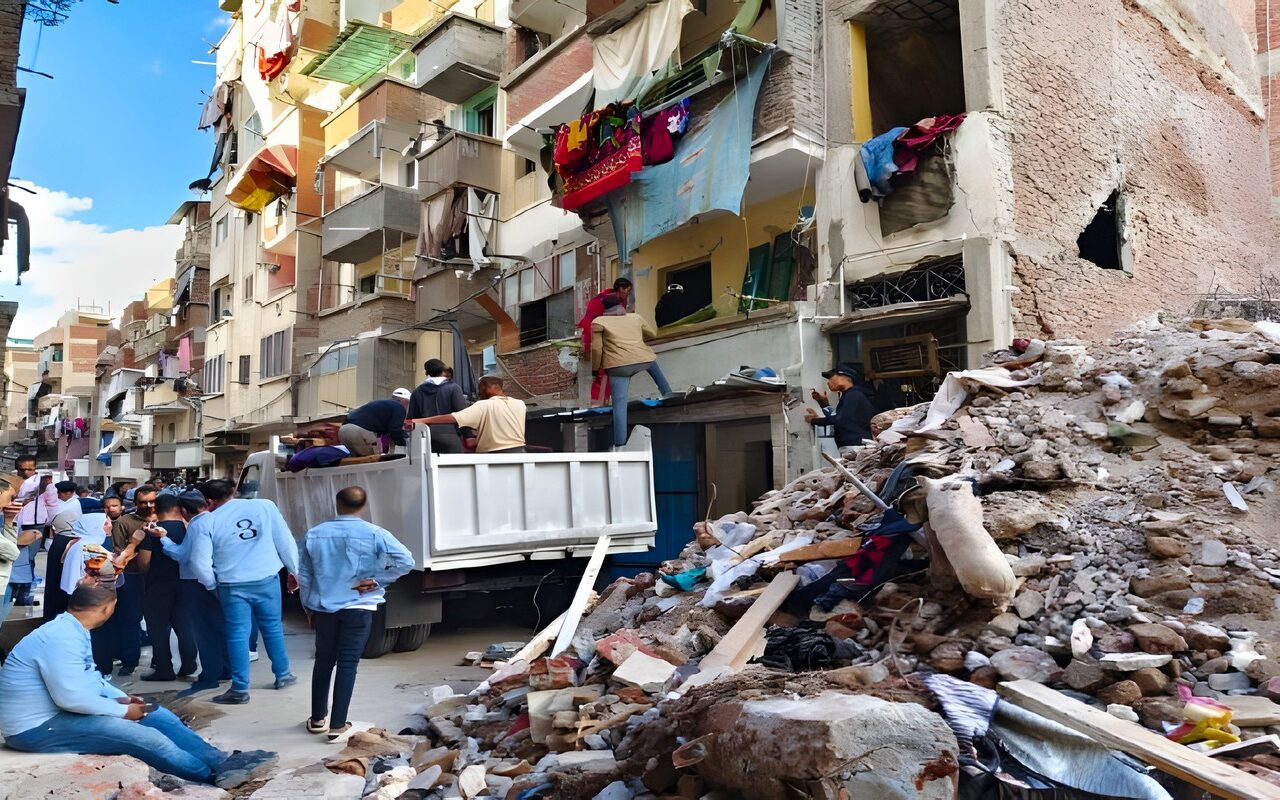 التضامن الاجتماعي بالإسكندرية تحصر 14 أسرة تضم 38 فردًا من متضرري عقار الترعة المردومة