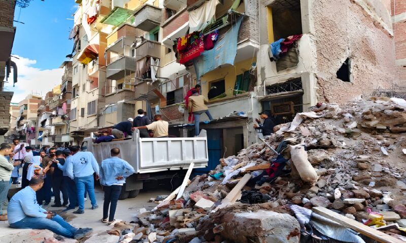 التضامن الاجتماعي بالإسكندرية تحصر 14 أسرة تضم 38 فردًا من متضرري عقار الترعة المردومة