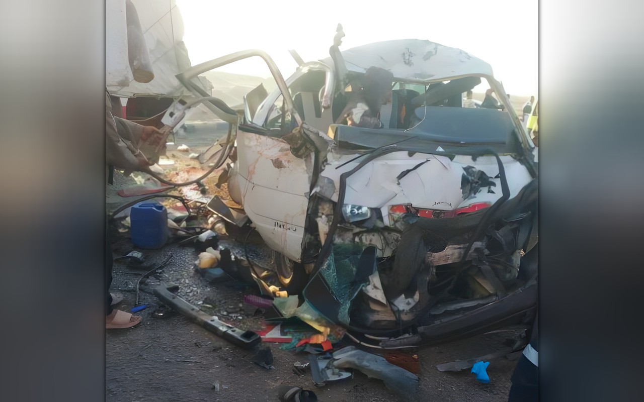 حادث الطريق الأوسطي بأكتوبر.. 9 وفيات و22 مصابًا في تصادم ميكروباص مع سيارة نقل