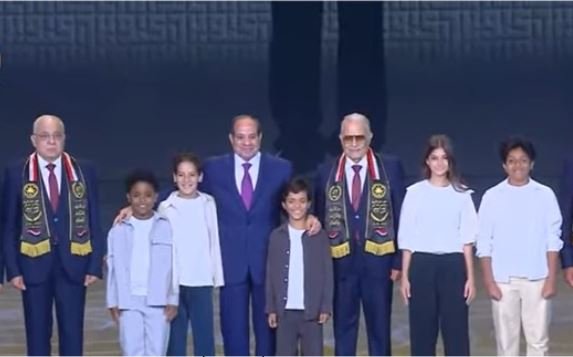الرئيس يلتقط صورة تذكارية مع مجموعة أبطال أكتوبر والأطفال