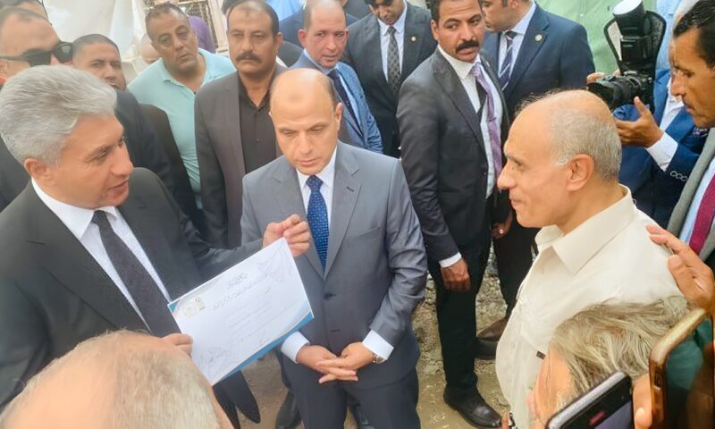 وزير السياحة والآثار ومحافظ الغربية يكرّمان مواطنًا أبلغ عن اكتشاف أثري بسمنود