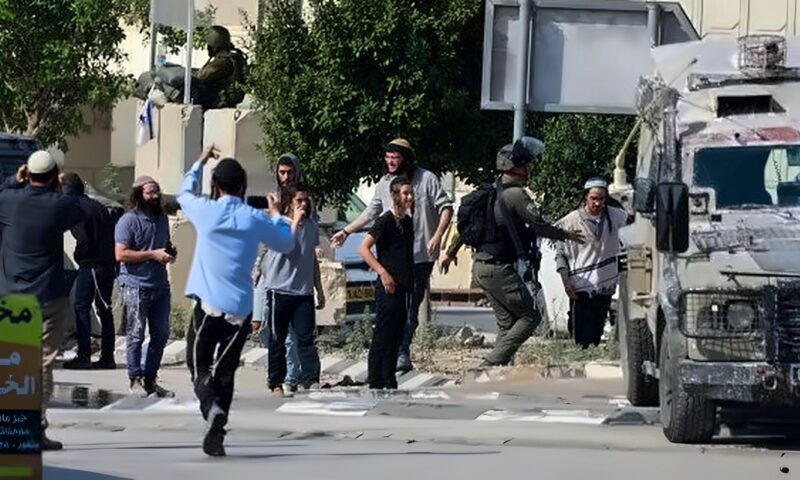 إصابة 4 مزارعين فلسطينيين في هجمات للمستوطنين وقوات الاحتلال غرب رام الله
