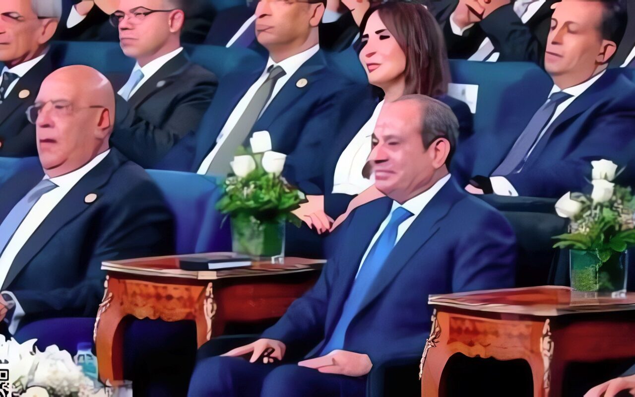 الرئيس السيسي يطالب الحكومة بإطلاع الشعب على كل ما تقوم به من أنشطة