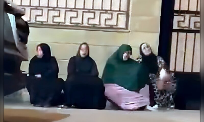 أهالي ضحايا حادث كوبري قها بالقليوبية ينتظرون أمام المشرحة لاستلام جثامين ذويهم