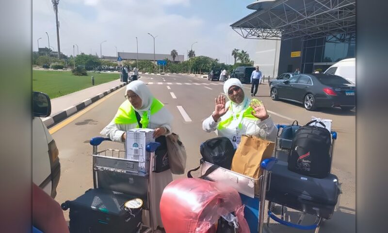استقبال معتمرات القليوبية بمطار القاهرة بعد أداء مناسك العمرة ضمن مبادرة صندوق تحيا مصر