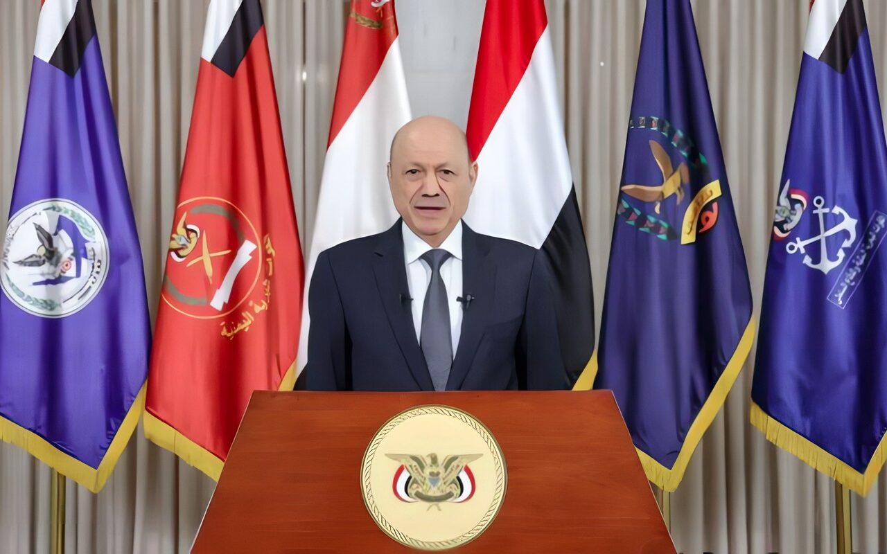العليمي: هجمات الحوثيين على المطارات المدنية تستوجب موقفاً دولياً موحداً