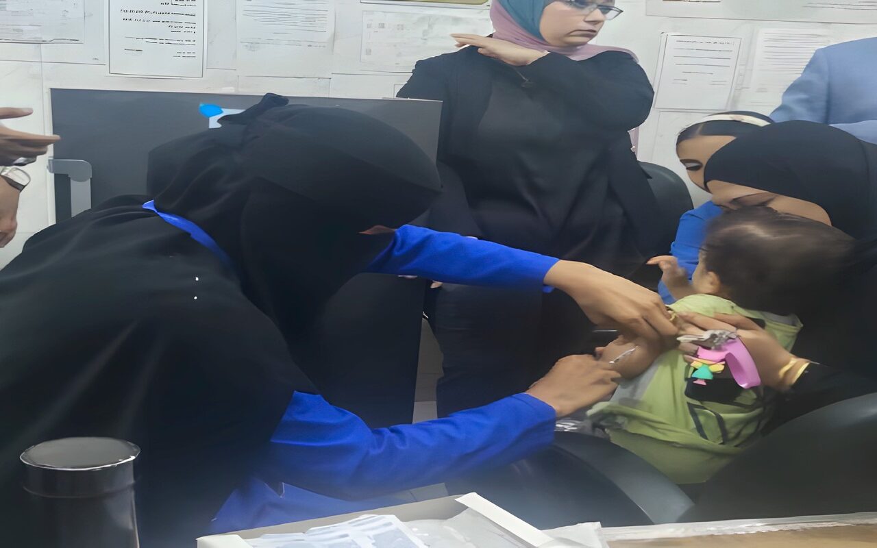 صحة قنا تتابع حملة التطعيم ضد الحصبة والحصبة الألمانية بمشاركة 656 فريق طبي
