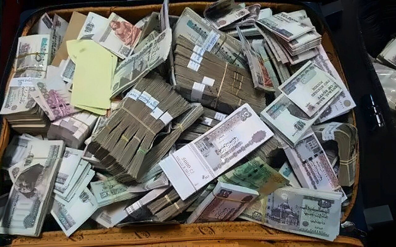 سقوط 3 أشخاص غسلوا 250 مليون جنيه وأخفوا نشاطهم في شراء المصانع والسيارات والعقارات