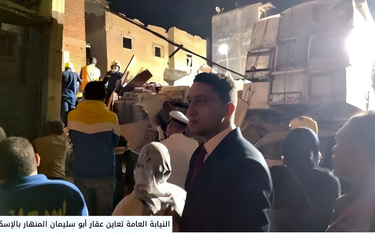 النيابة العامة تعاين العقار المنهار بمنطقة أبو سليمان في الإسكندرية