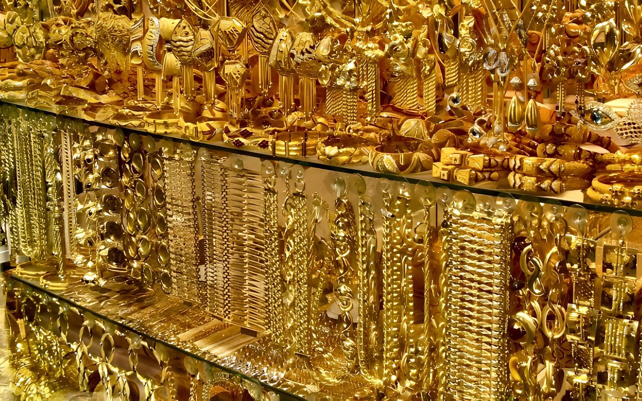 الذهب يواصل خسائره للجلسة الثالثة مع ارتفاع النفط وترقب قرار الفيدرالي