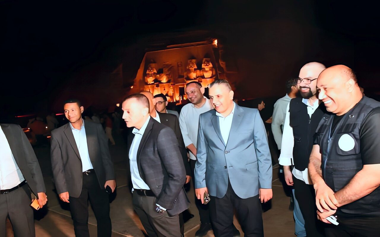 وسط إقبال سياحي عالمي.. محافظ أسوان يشهد عرض الصوت والضوء بمعبد أبو سمبل