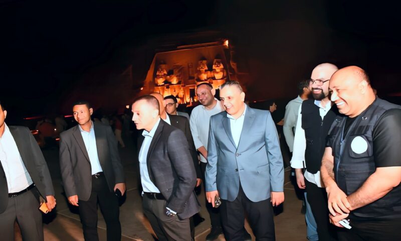 وسط إقبال سياحي عالمي.. محافظ أسوان يشهد عرض الصوت والضوء بمعبد أبو سمبل