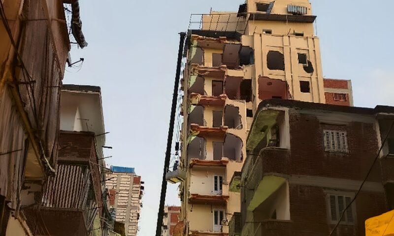 «تضامن الإسكندرية» تتحرك ميدانيا لدعم سكان عقار إمبروزو المائل