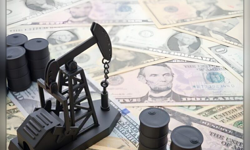 أسعار النفط تتراجع رغم توترات الشرق الأوسط.. برنت فوق 104 دولارات والأسواق تترقب إعلان ترامب