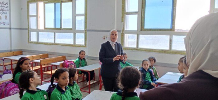 همت أبو كيلة تتفقد المدرسة الرسمية بالعاصمة الجديدة وتتابع انتظام العملية التعليمية