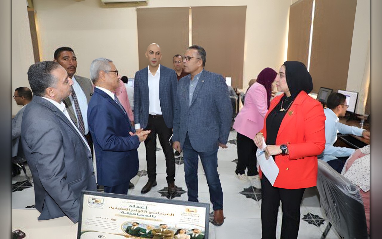 محافظ بني سويف يتابع اختبارات إعداد القيادات التنفيذية ويدفع بتطوير مهارات العاملين بالمخازن