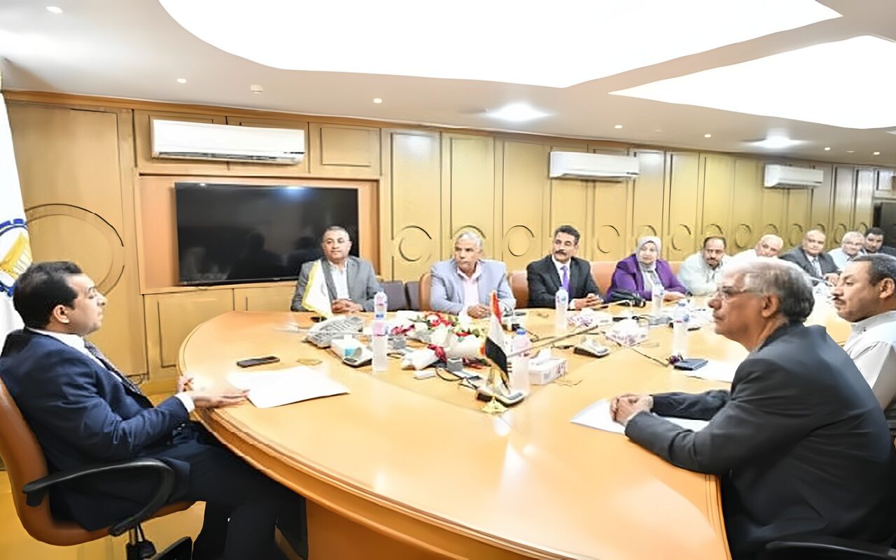 نائب محافظ قنا يبحث تطوير الأداء داخل المدارس وتفعيل دور المشاركة المجتمعية في دعمها