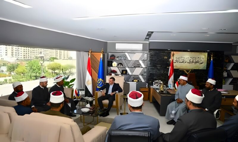 شراكة استراتيجية لنشر الوسطية.. محافظ أسوان يشيد بدور الأزهر الشريف في ترسيخ القيم الوطنية