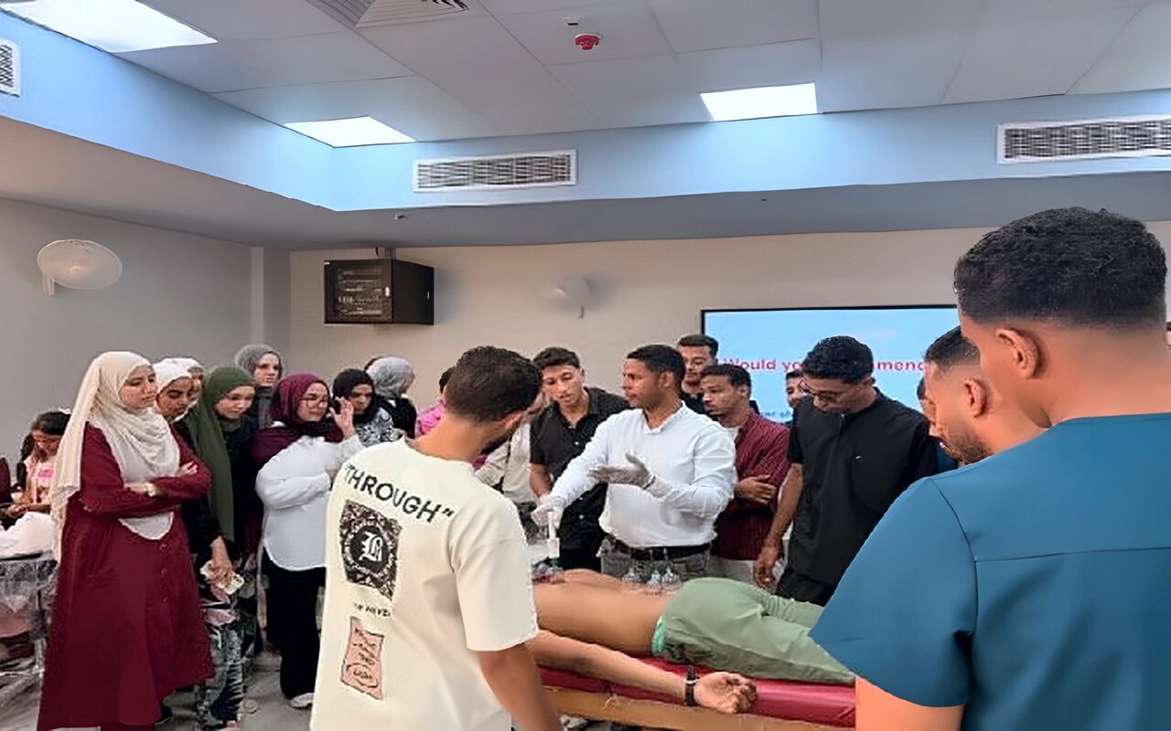 جامعة جنوب الوادي الأهلية تنظم ورشة حول الحجامة الطبية لطلاب العلاج الطبيعي