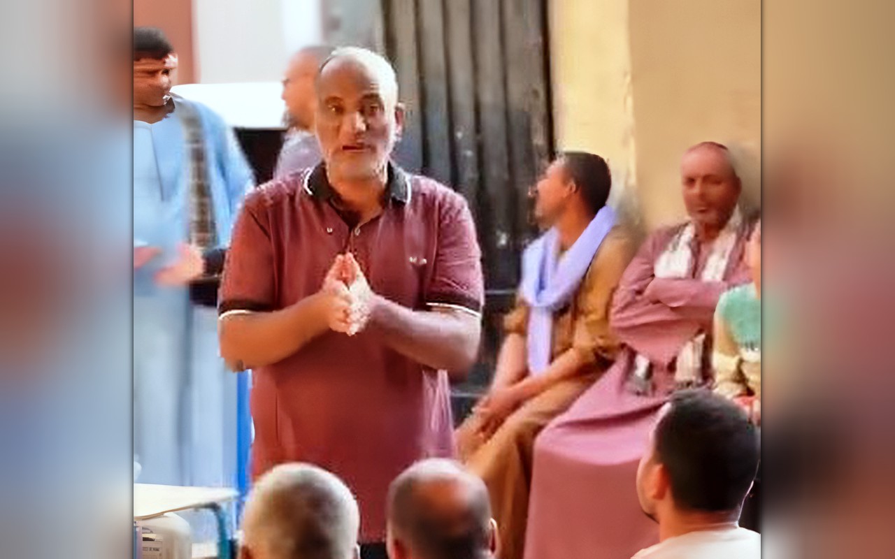 بعد ضجة الفيديو المتداول.. بعد ضجة الفيديو المتداول.. مدير مدرسة بالمنيا يواجه أولياء الأمور بالحقائق