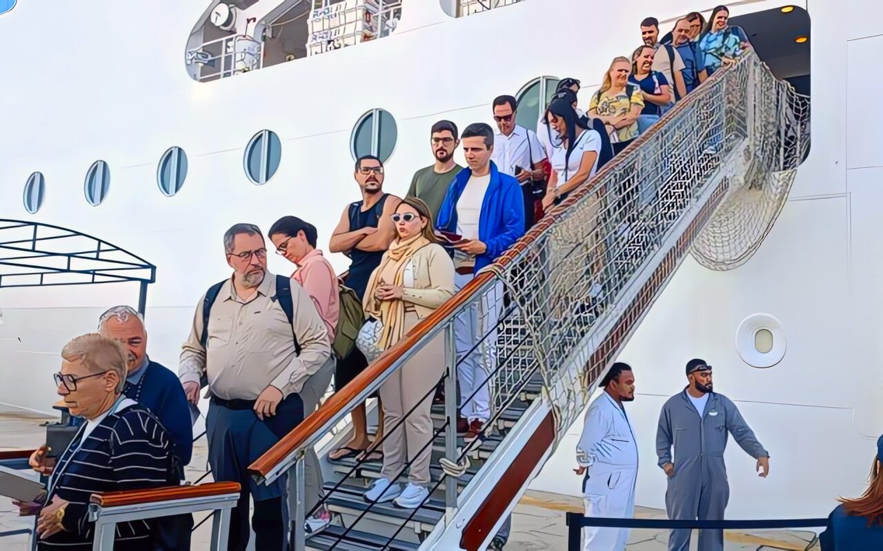ميناء غرب بورسعيد يستقبل سفينة سياحية على متنها 2420 فردًا